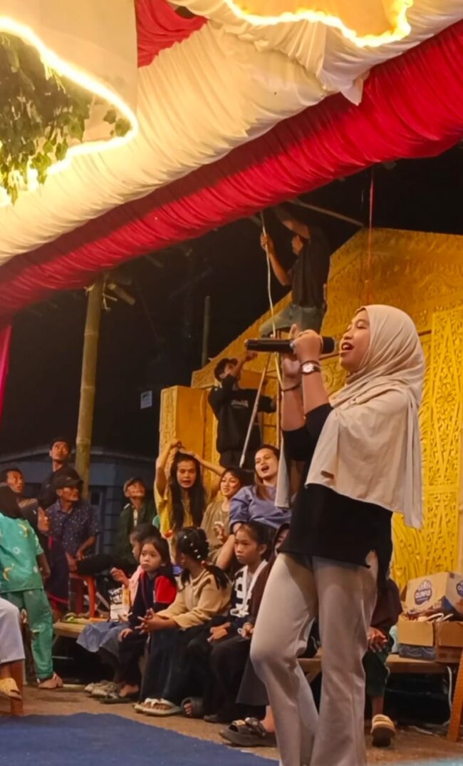 IMG-20250922-WA0024-650x1074 IMG-20250922-WA0024-650x1074 ⭐️Ahlal Ratu Gabo Kembali Raih Juara, Pemerintah Diharapkan Dukung Bakat Putri Daerah IMG 20250922 WA0024 650x1074